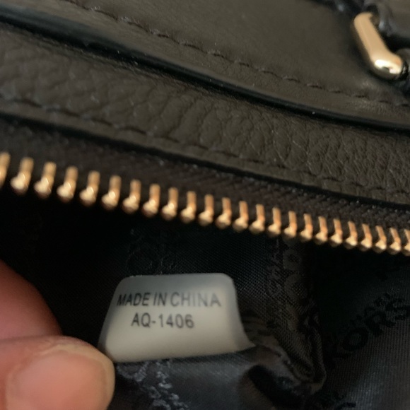 Genuine black leather Michael Kors crossbody in perfect condition - Picture 2 of 6